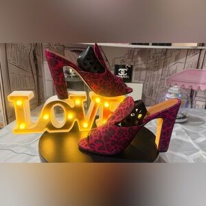 EUC❤️🧚♀️
Slide animal print…pink black.